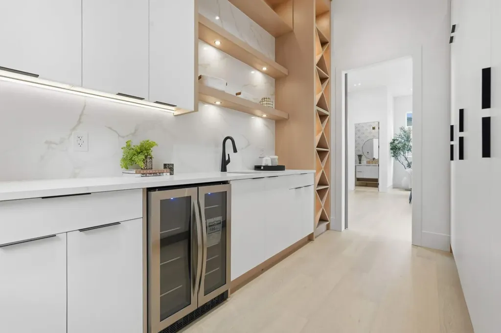 2613 6 Avenue NW Calgary AB T2N 0X8
