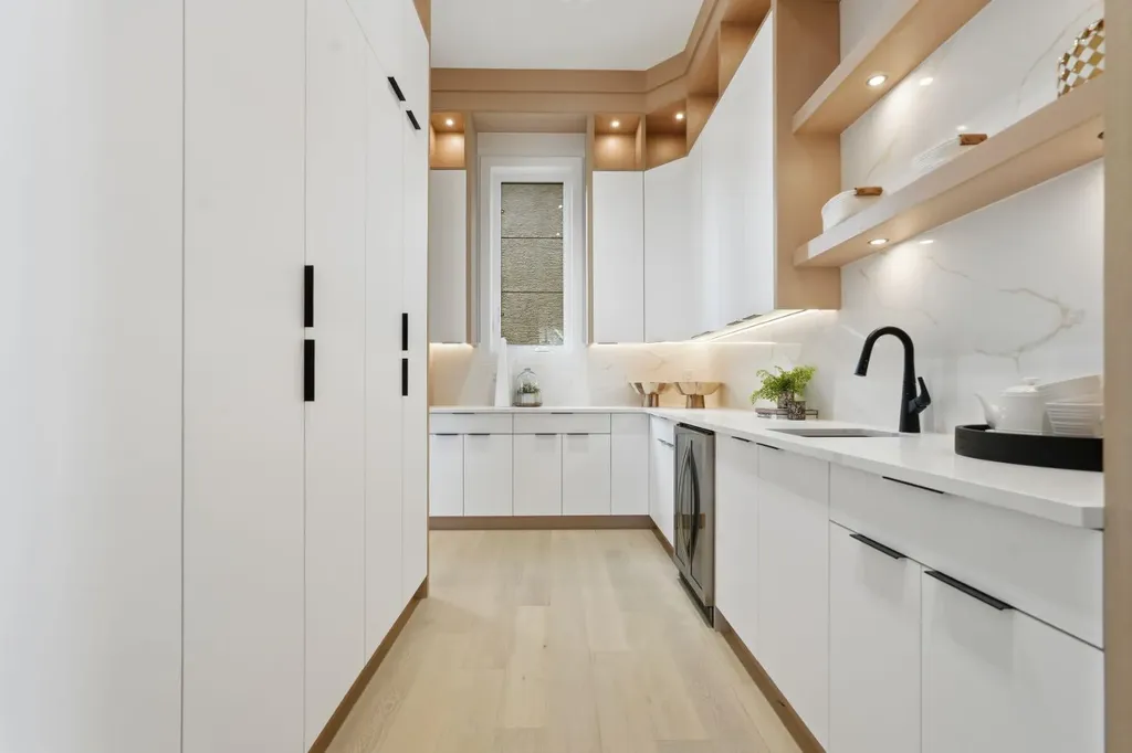2613 6 Avenue NW Calgary AB T2N 0X8