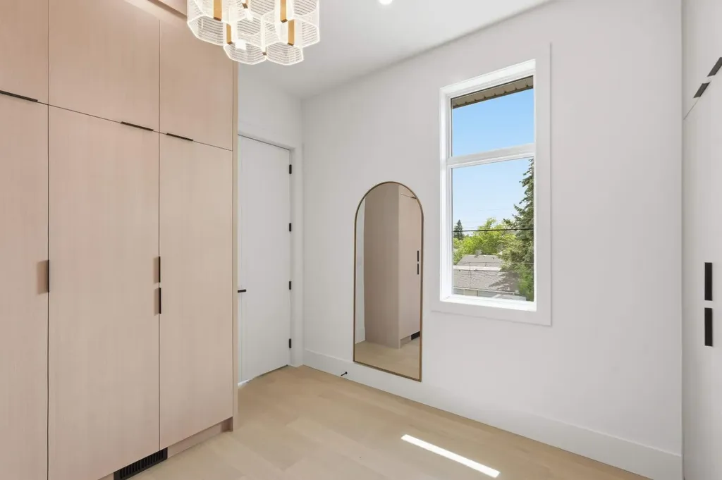 2613 6 Avenue NW Calgary AB T2N 0X8