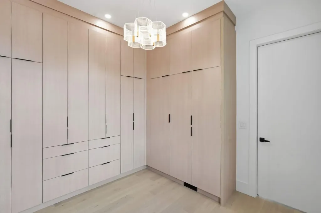 2613 6 Avenue NW Calgary AB T2N 0X8