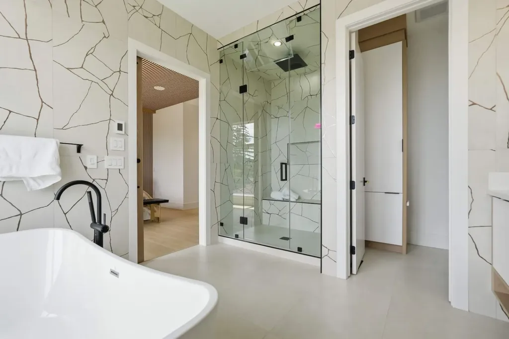 2613 6 Avenue NW Calgary AB T2N 0X8