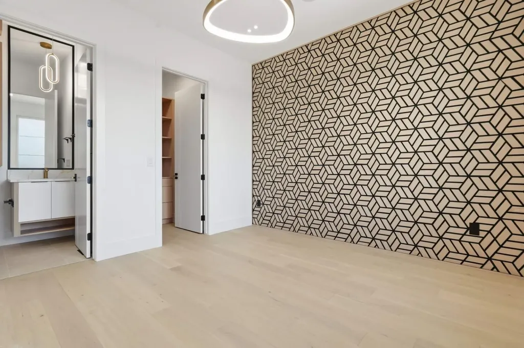 2613 6 Avenue NW Calgary AB T2N 0X8