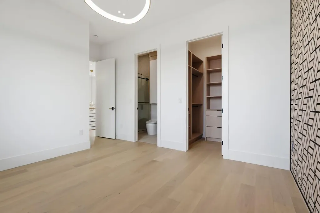 2613 6 Avenue NW Calgary AB T2N 0X8