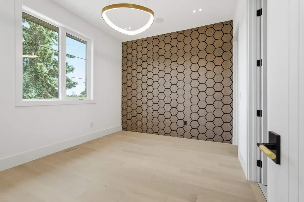 2613 6 Avenue NW Calgary AB T2N 0X8