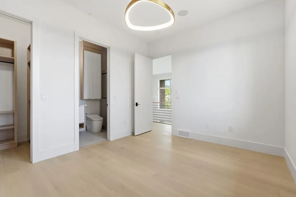 2613 6 Avenue NW Calgary AB T2N 0X8