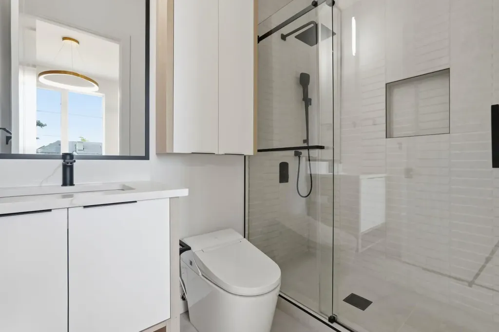 2613 6 Avenue NW Calgary AB T2N 0X8