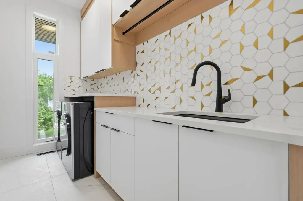 2613 6 Avenue NW Calgary AB T2N 0X8