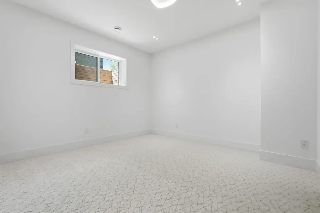 2613 6 Avenue NW Calgary AB T2N 0X8