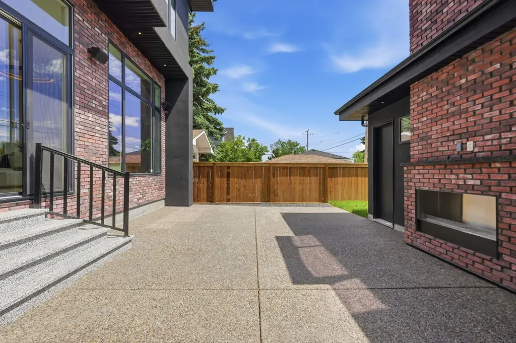 2613 6 Avenue NW Calgary AB T2N 0X8