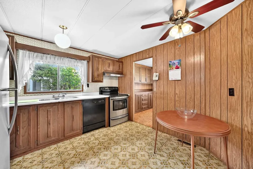 3223 83 Street NW Calgary AB T3B 6J4