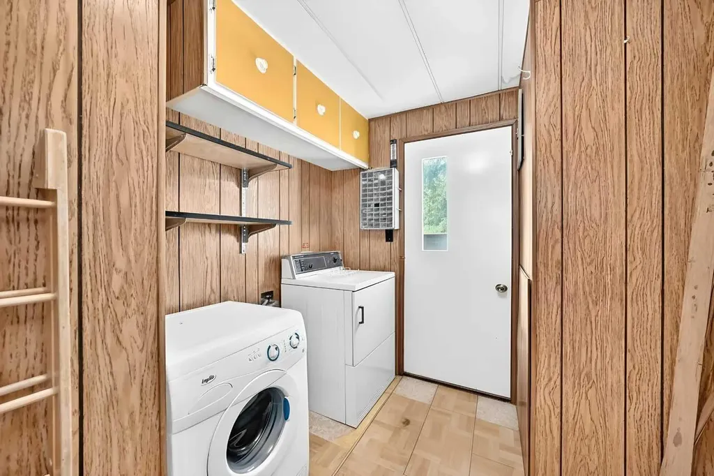 3223 83 Street NW Calgary AB T3B 6J4