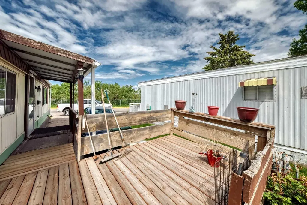 3223 83 Street NW Calgary AB T3B 6J4