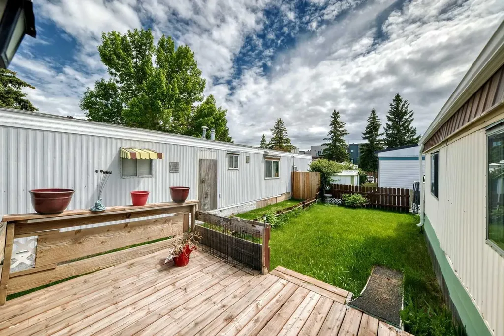 3223 83 Street NW Calgary AB T3B 6J4