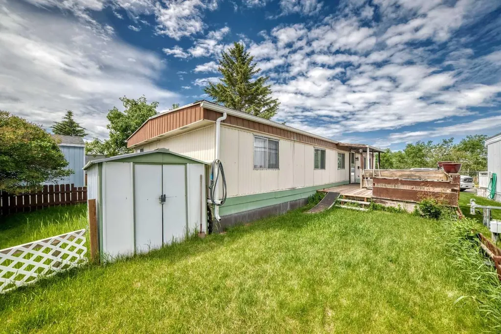 3223 83 Street NW Calgary AB T3B 6J4