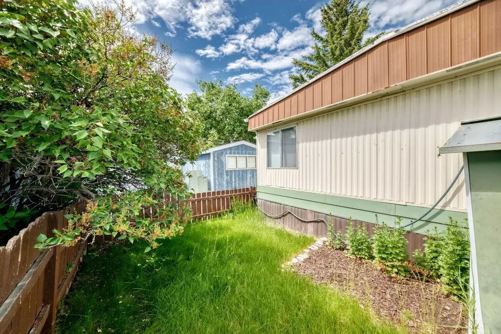 3223 83 Street NW Calgary AB T3B 6J4