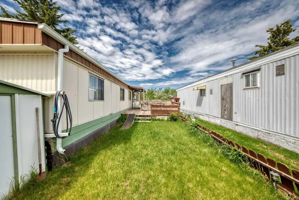 3223 83 Street NW Calgary AB T3B 6J4