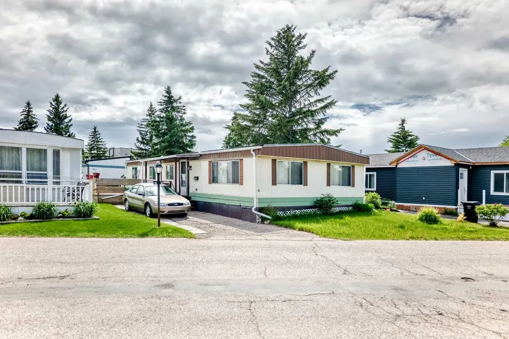 3223 83 Street NW Calgary AB T3B 6J4