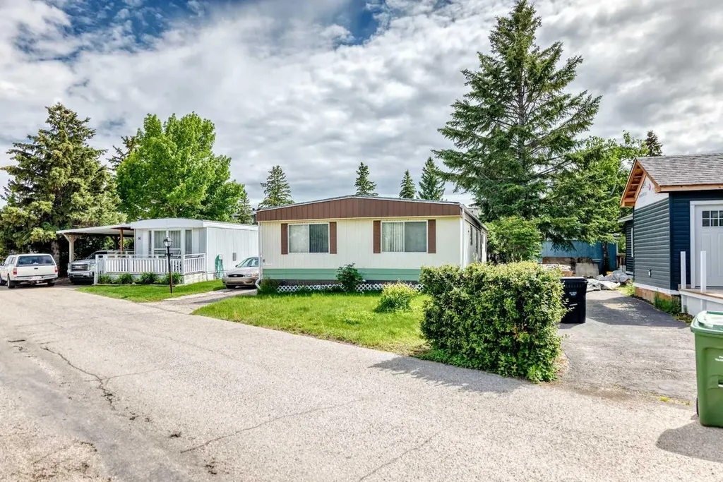 3223 83 Street NW Calgary AB T3B 6J4