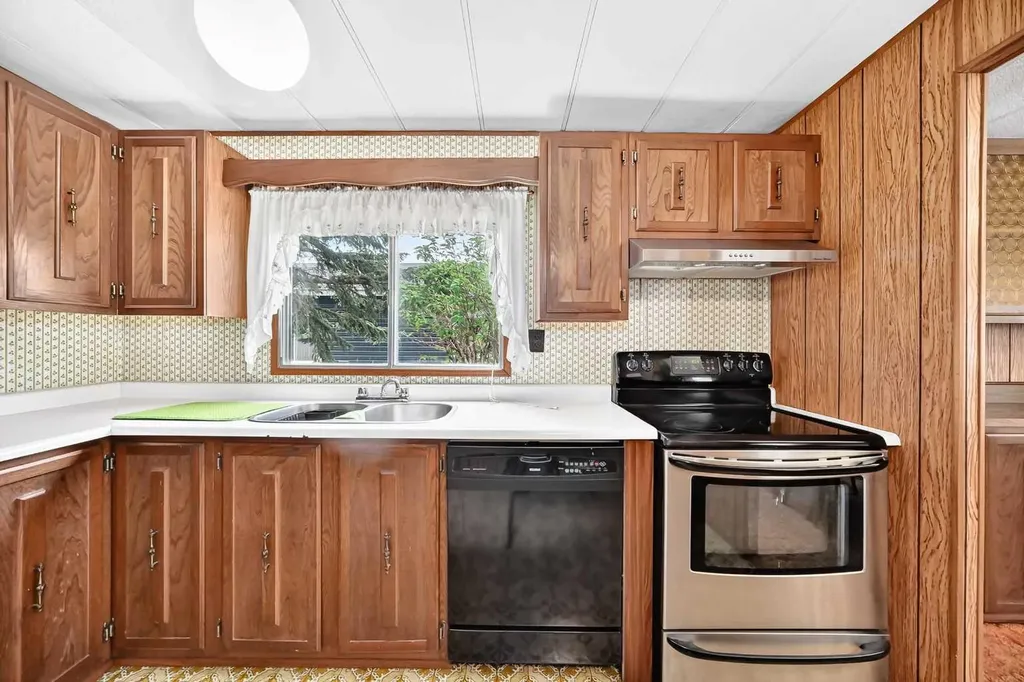 3223 83 Street NW Calgary AB T3B 6J4