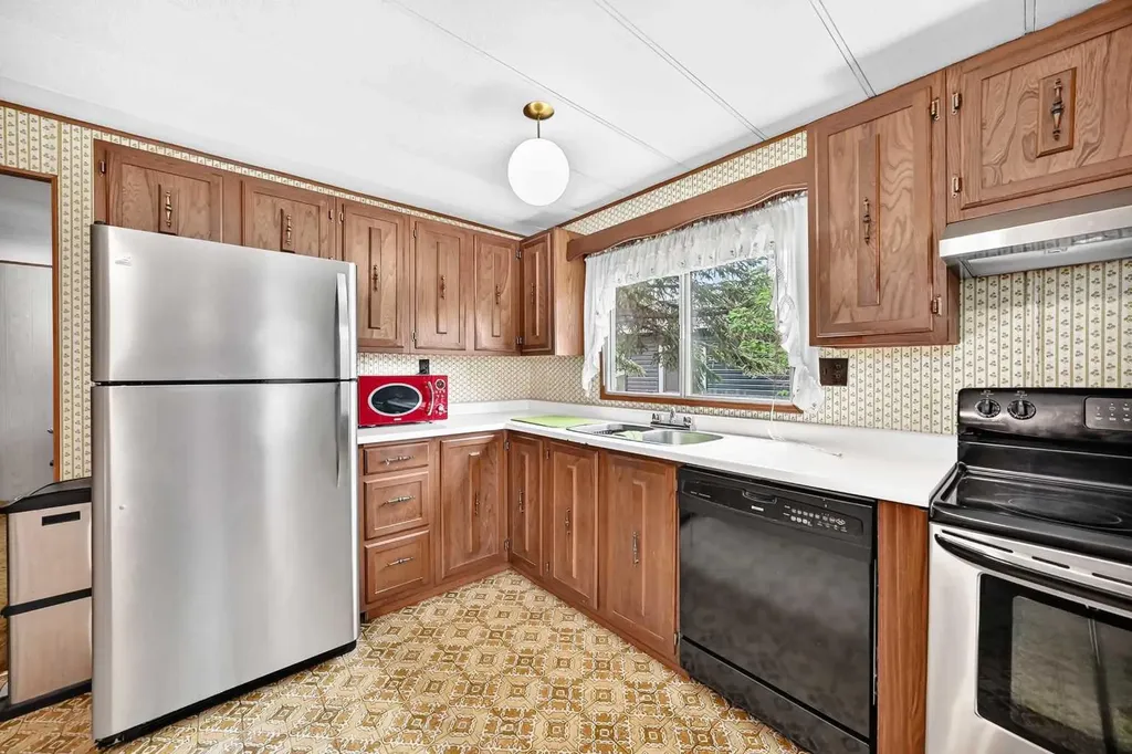 3223 83 Street NW Calgary AB T3B 6J4
