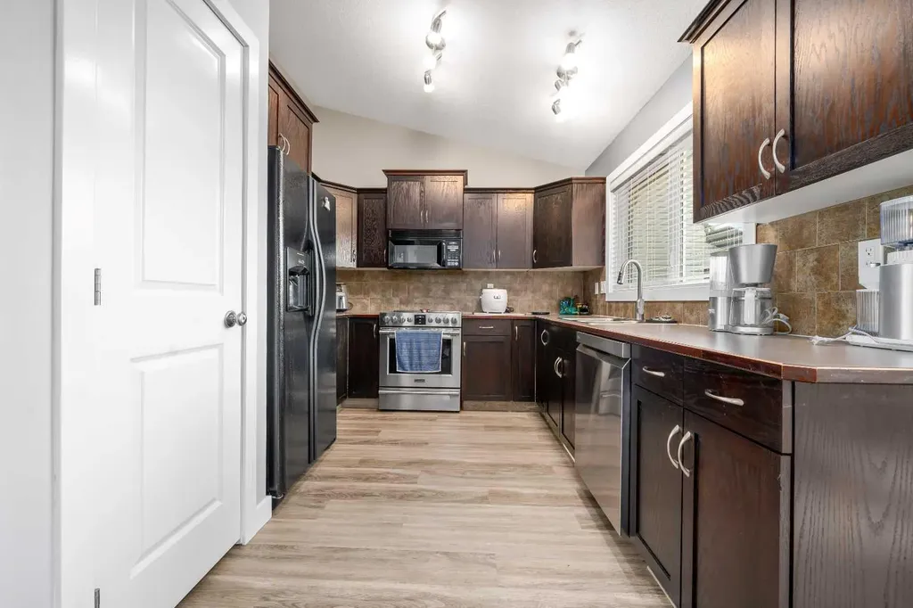 366 Somerset Row SE Medicine Hat AB T1B0H1