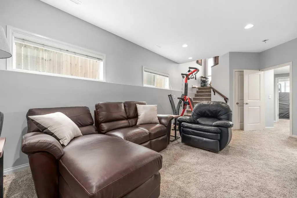 366 Somerset Row SE Medicine Hat AB T1B0H1