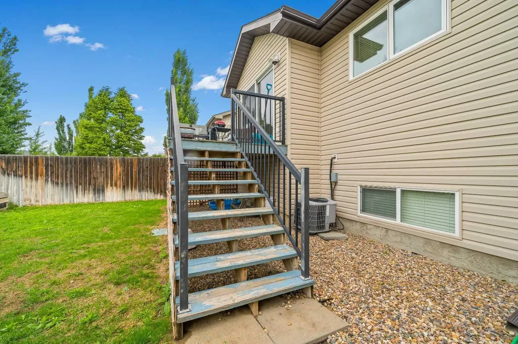 366 Somerset Row SE Medicine Hat AB T1B0H1