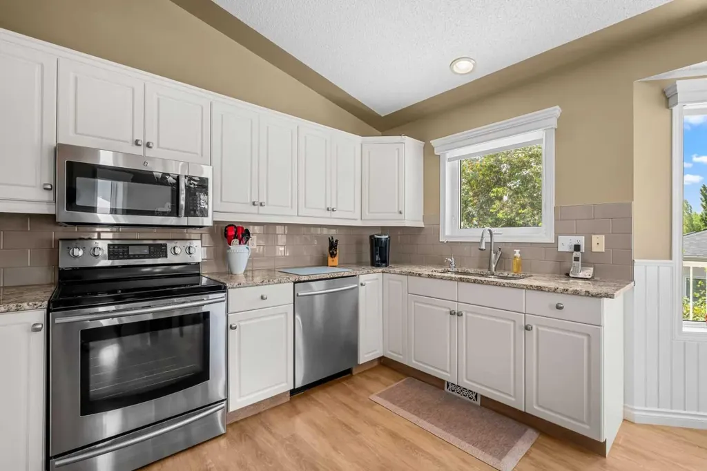 22 Mt Mckenzie Villas SE Calgary AB T2Z 2P9