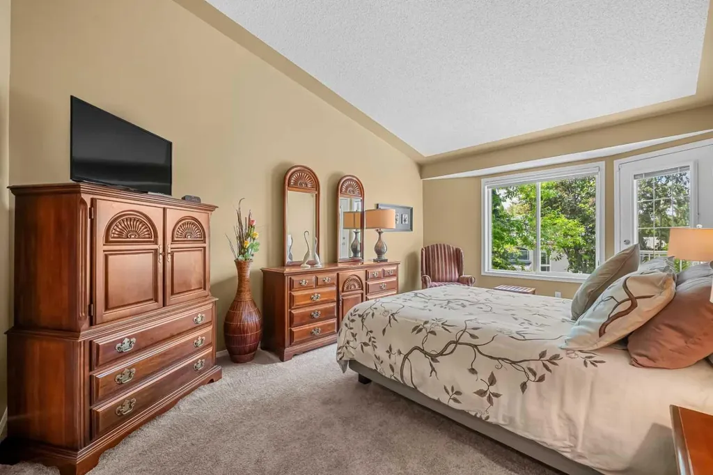 22 Mt Mckenzie Villas SE Calgary AB T2Z 2P9