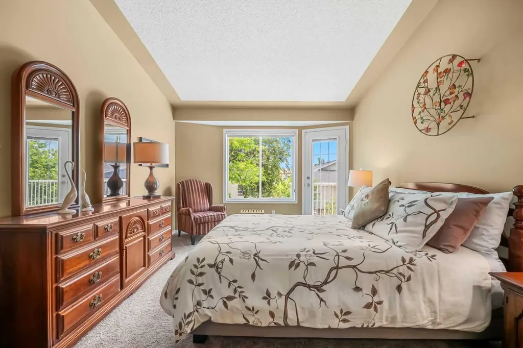 22 Mt Mckenzie Villas SE Calgary AB T2Z 2P9