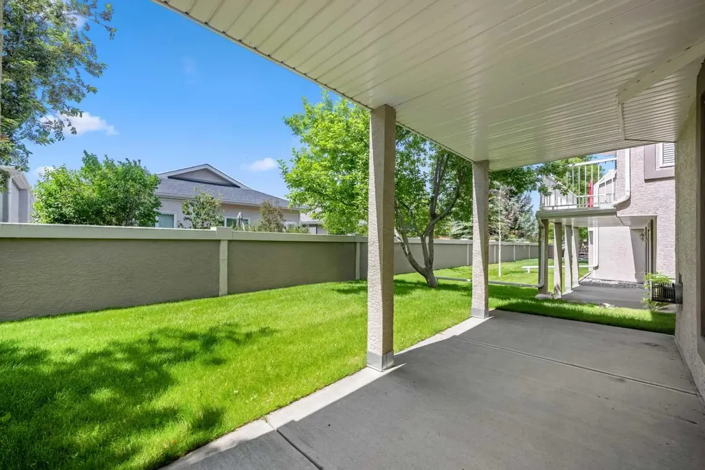 22 Mt Mckenzie Villas SE Calgary AB T2Z 2P9