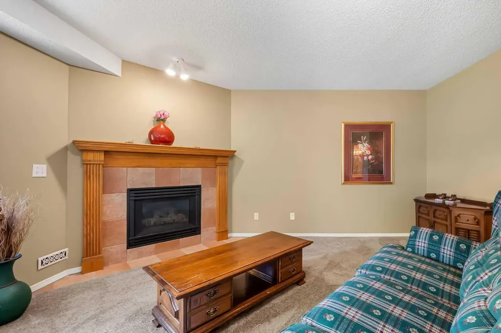 22 Mt Mckenzie Villas SE Calgary AB T2Z 2P9