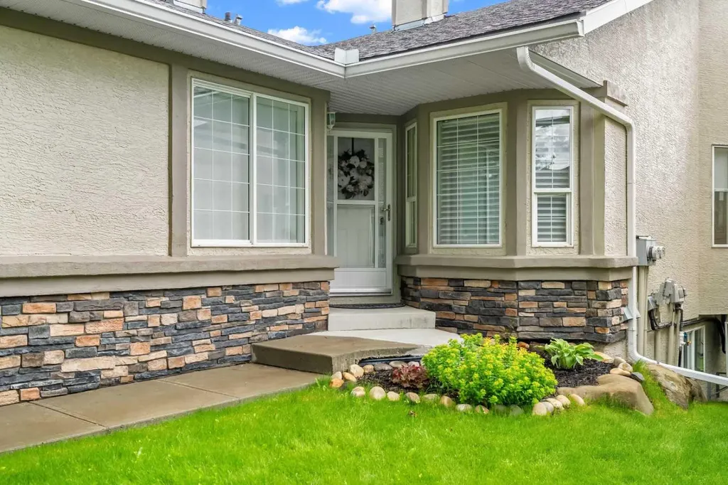 22 Mt Mckenzie Villas SE Calgary AB T2Z 2P9