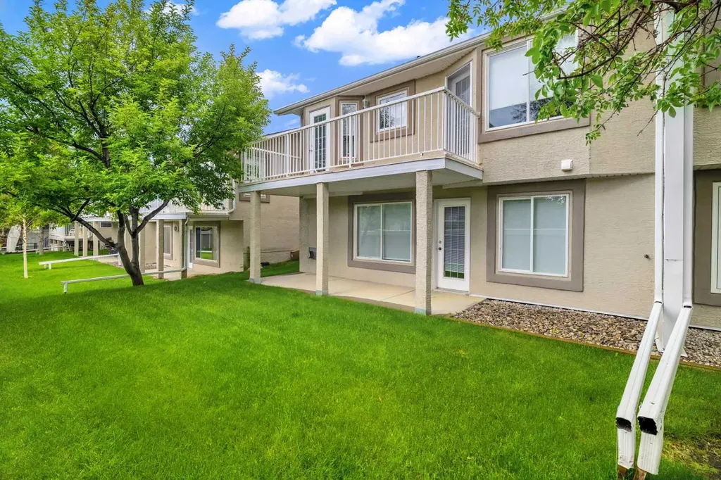 22 Mt Mckenzie Villas SE Calgary AB T2Z 2P9