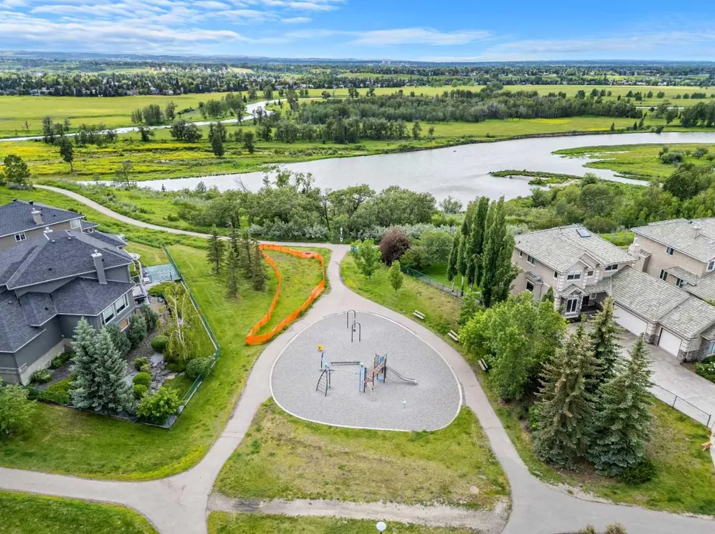 22 Mt Mckenzie Villas SE Calgary AB T2Z 2P9