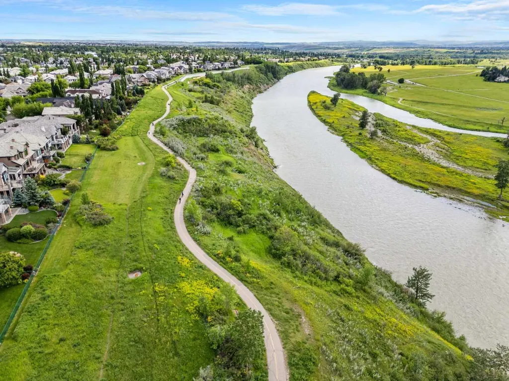 22 Mt Mckenzie Villas SE Calgary AB T2Z 2P9