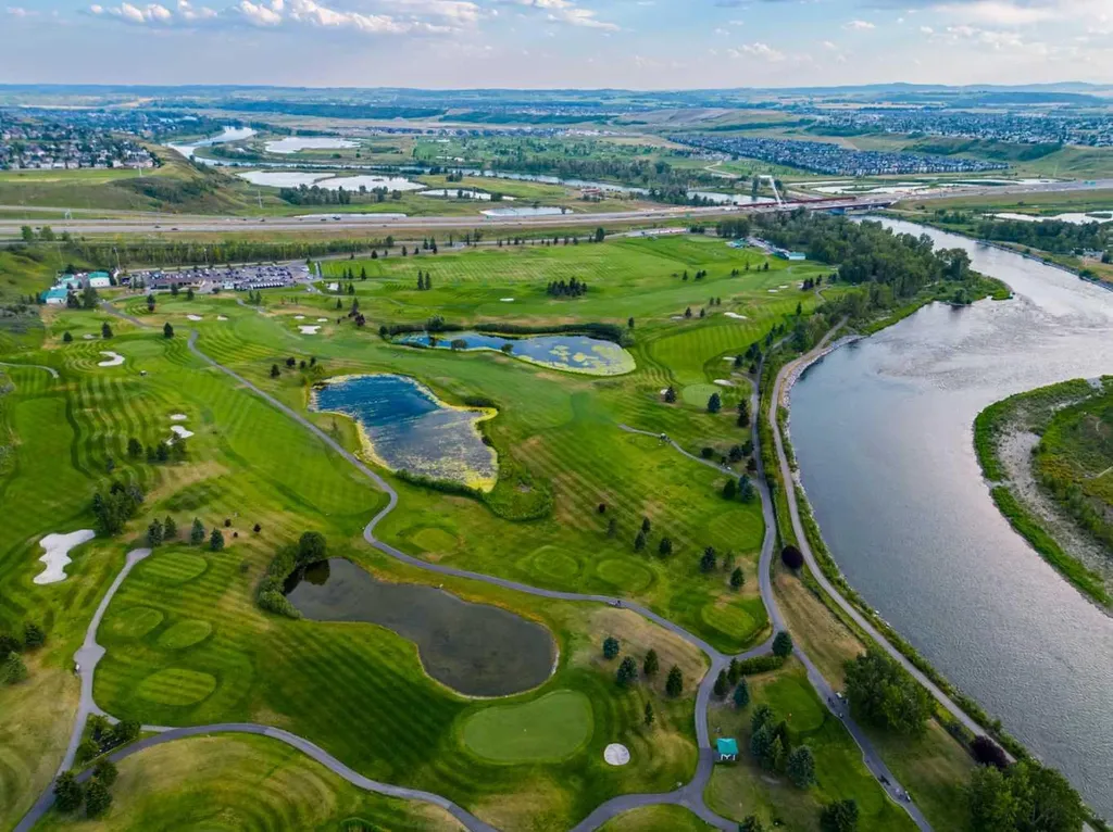 22 Mt Mckenzie Villas SE Calgary AB T2Z 2P9