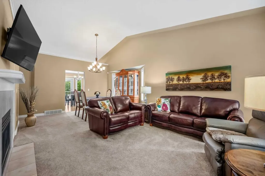 22 Mt Mckenzie Villas SE Calgary AB T2Z 2P9