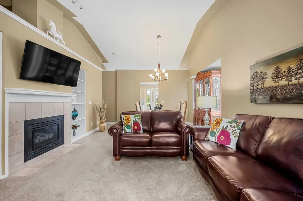 22 Mt Mckenzie Villas SE Calgary AB T2Z 2P9