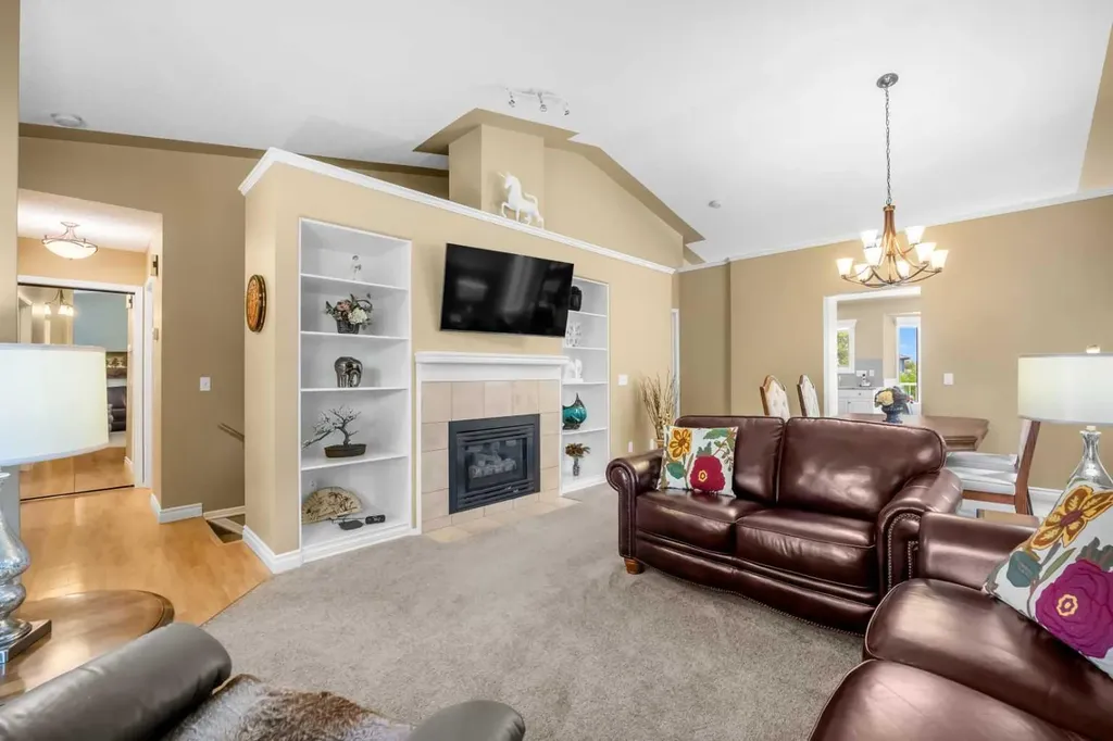 22 Mt Mckenzie Villas SE Calgary AB T2Z 2P9