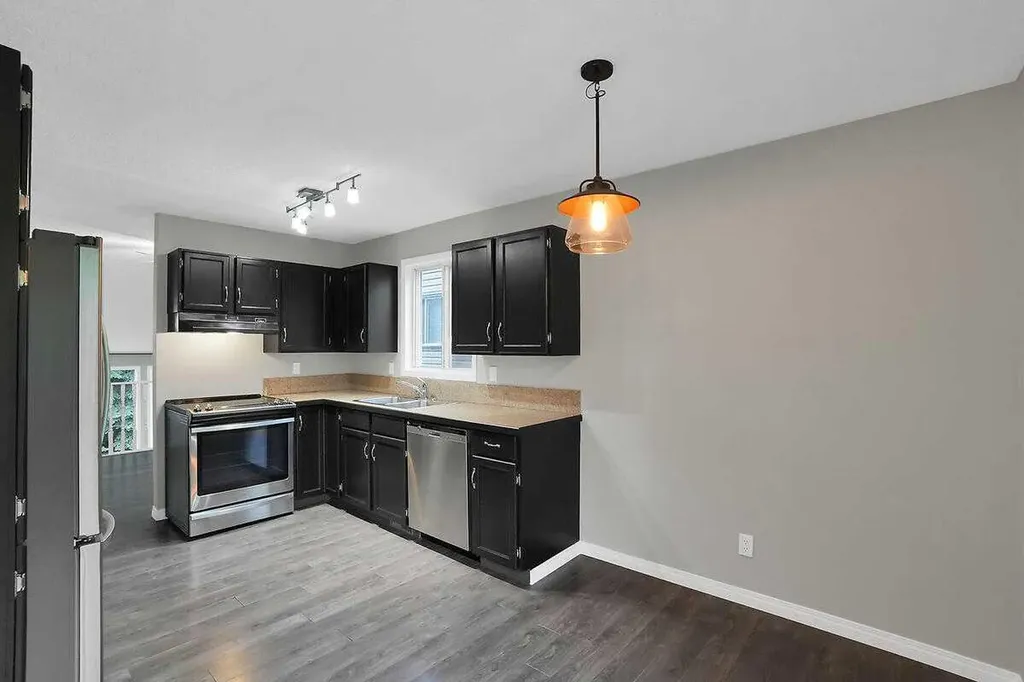 45 Shawinigan Road SW Calgary AB T2Y 2V6