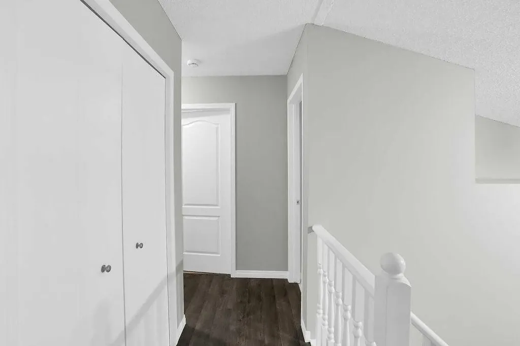 45 Shawinigan Road SW Calgary AB T2Y 2V6