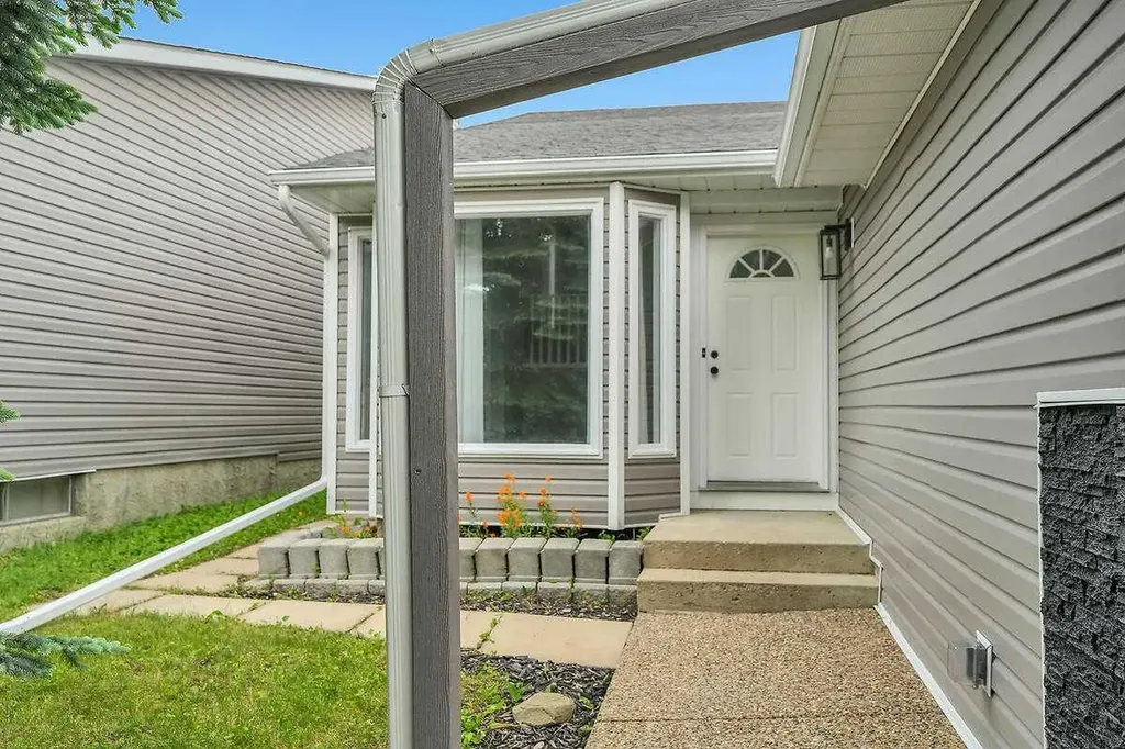 45 Shawinigan Road SW Calgary AB T2Y 2V6