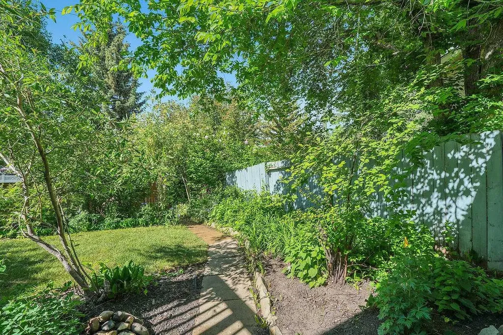 45 Shawinigan Road SW Calgary AB T2Y 2V6