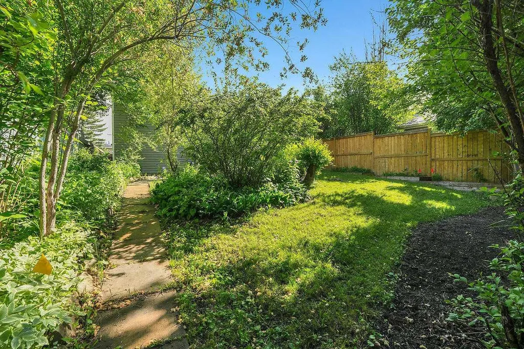 45 Shawinigan Road SW Calgary AB T2Y 2V6