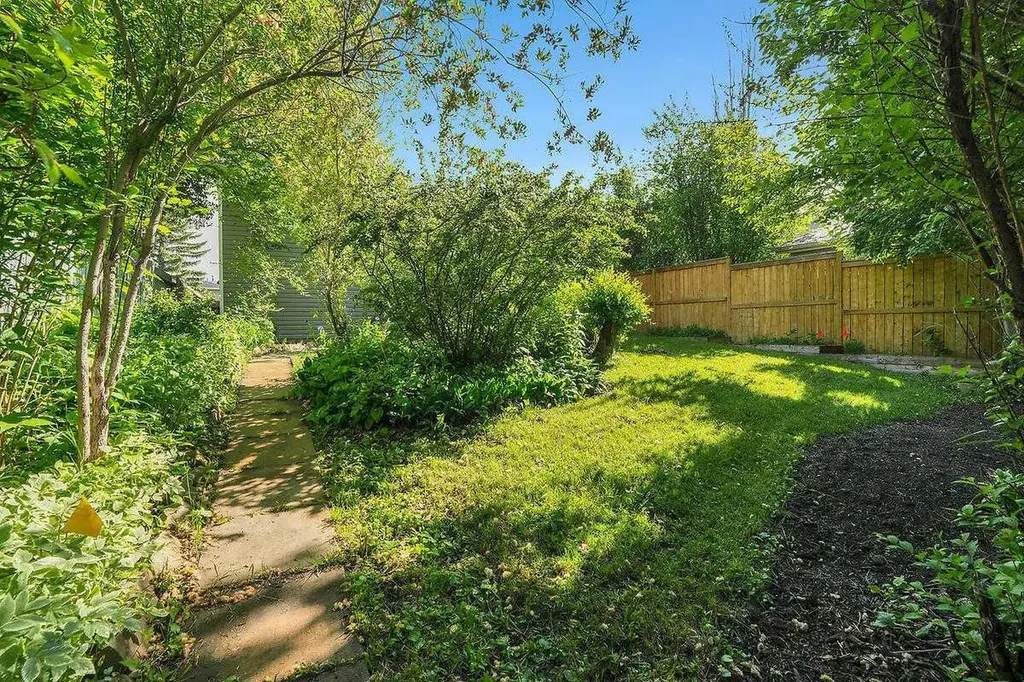 45 Shawinigan Road SW Calgary AB T2Y 2V6