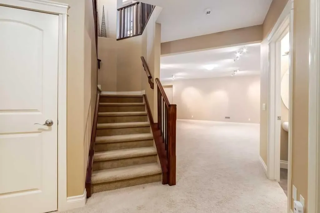 115 Wentworth Lane SW Calgary AB T3H 0E1
