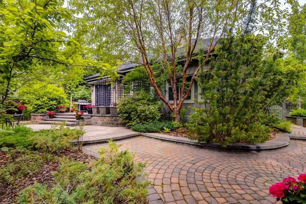 115 Wentworth Lane SW Calgary AB T3H 0E1