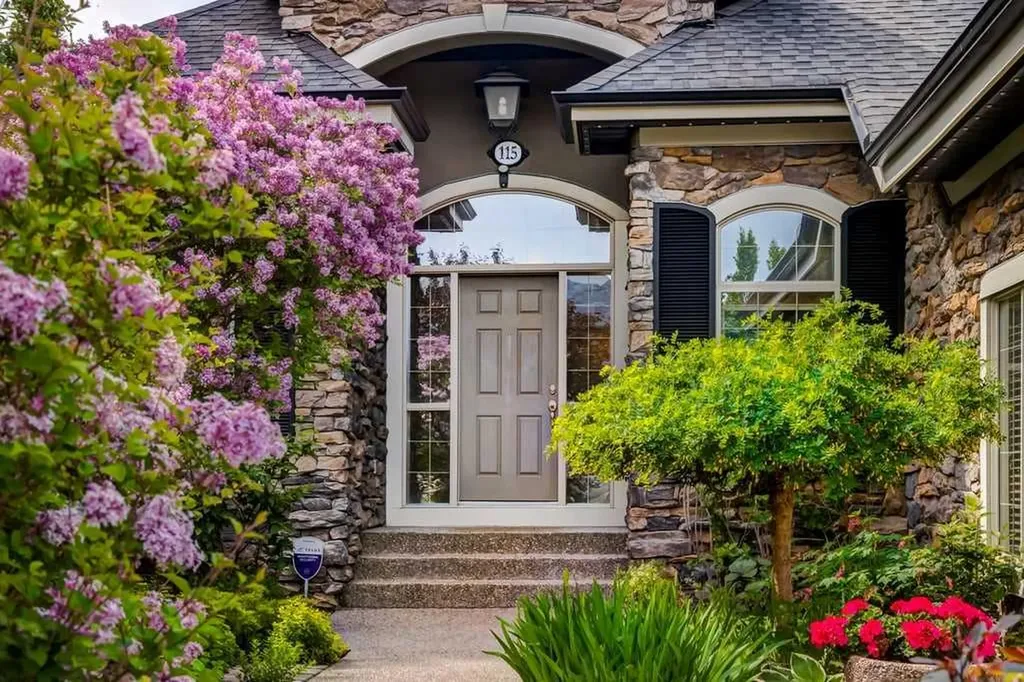 115 Wentworth Lane SW Calgary AB T3H 0E1