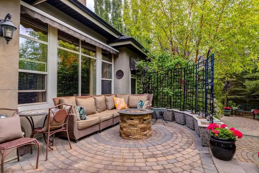 115 Wentworth Lane SW Calgary AB T3H 0E1